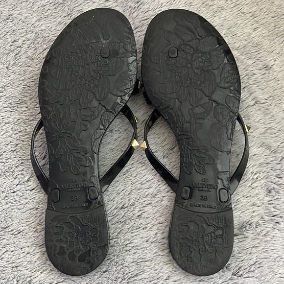 VALENTINO GARAVANI // PVC black rockstud ribbon flip flops - Picture 2 of 4